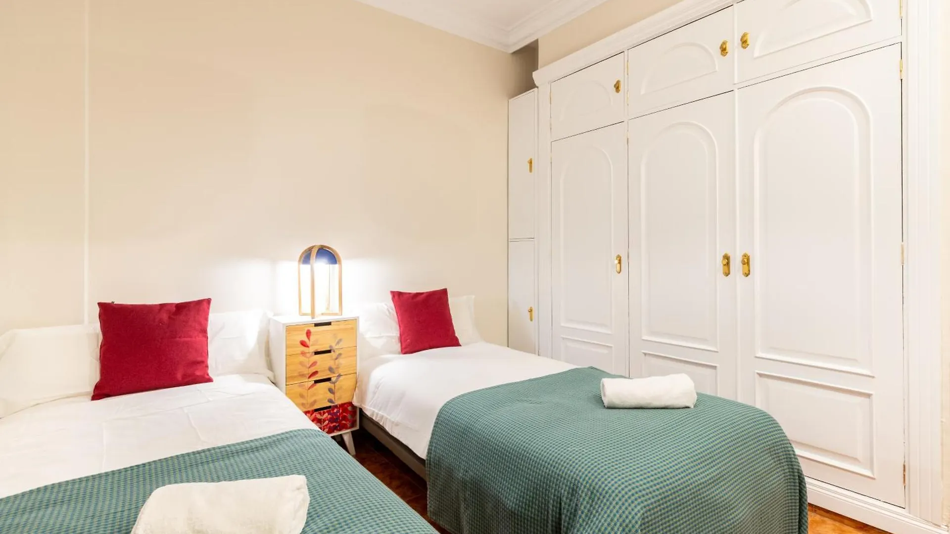 Aoa Green Gardens Family House Seville Apartment